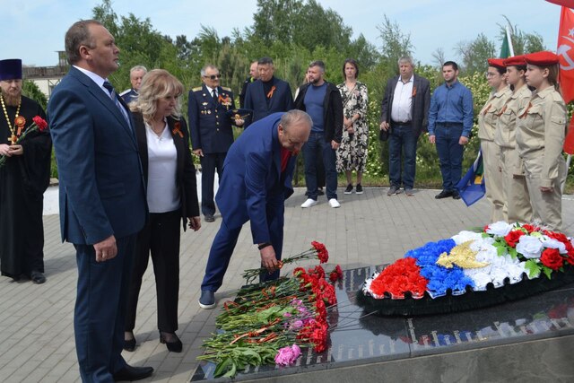 Торжественное возложение цветов в День Великой Победы